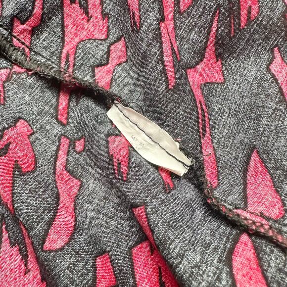 Cuidado Con el Perro | Men | Black Red Abstract Camp Button Up Shirt | Medium - Picture 7 of 9